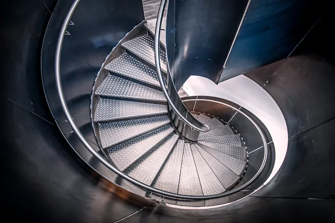 Metallene Wendeltreppe, moderne Architektur.