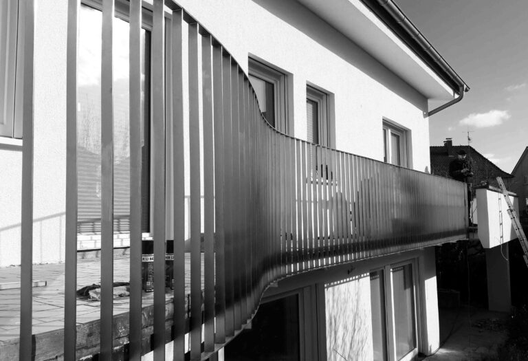 Balkongeländer mit elegantem Schwung.