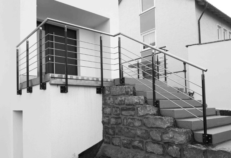 Moderne Treppe mit Metallgeländer.