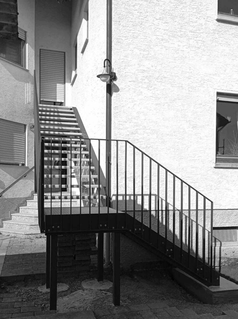 Schattenspiel auf moderner Metalltreppe