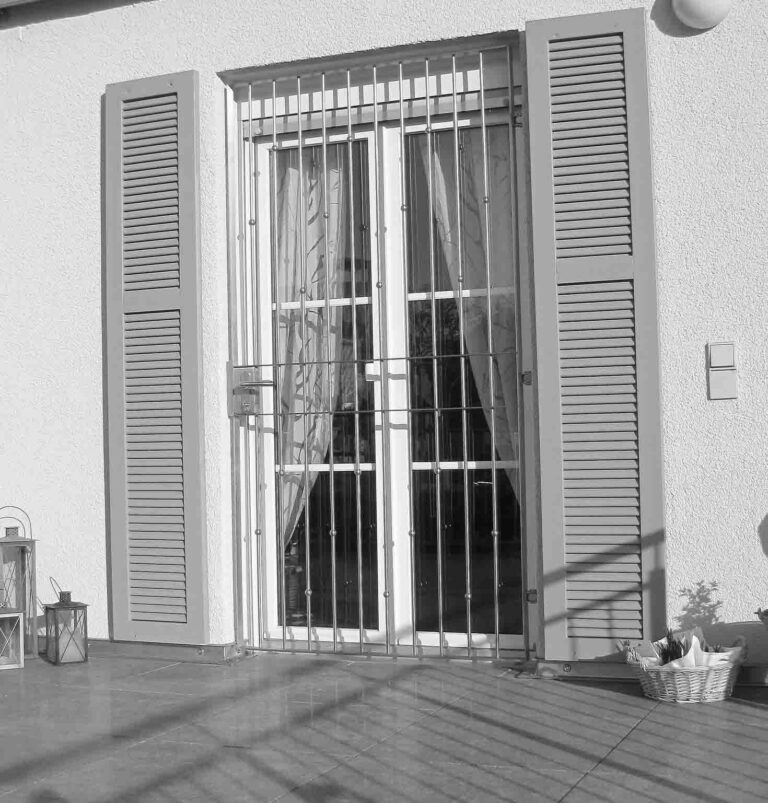 Gitter vor französischer Terrassentür.