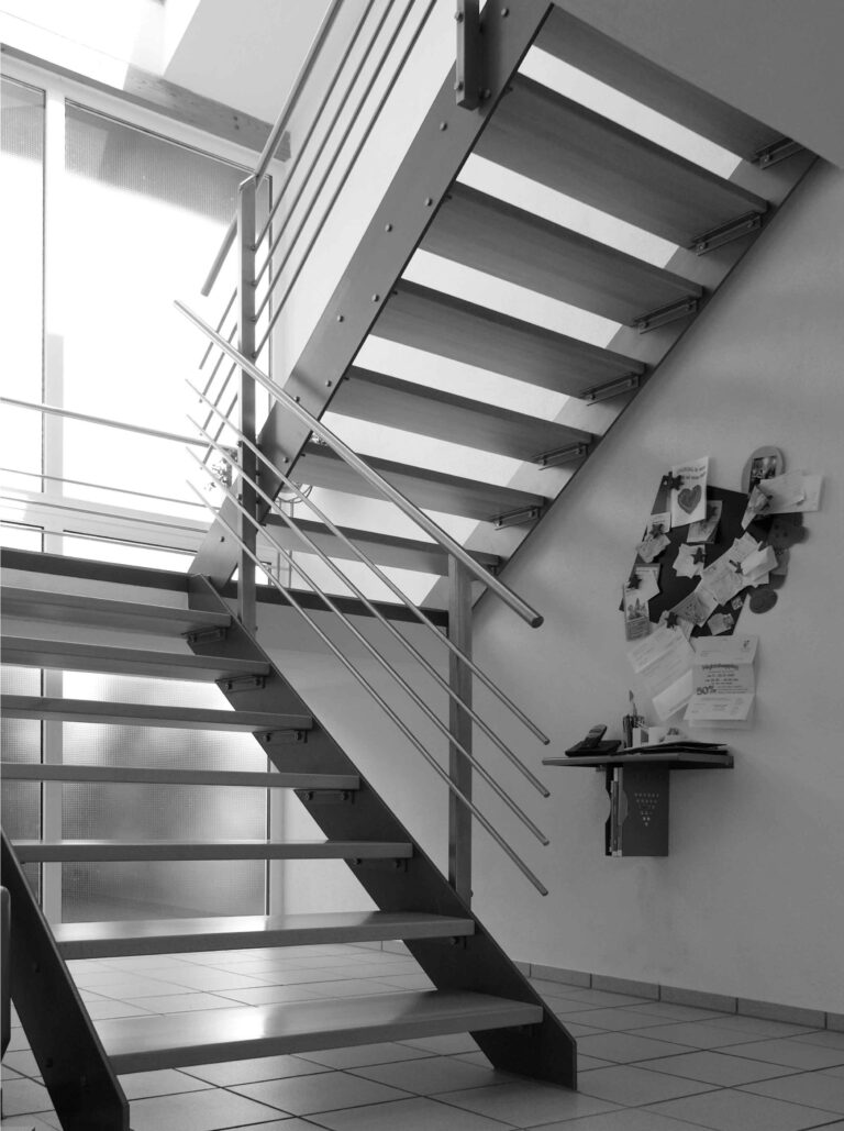 Moderne Treppe, Pinwand, Telefon, Sonnenlicht