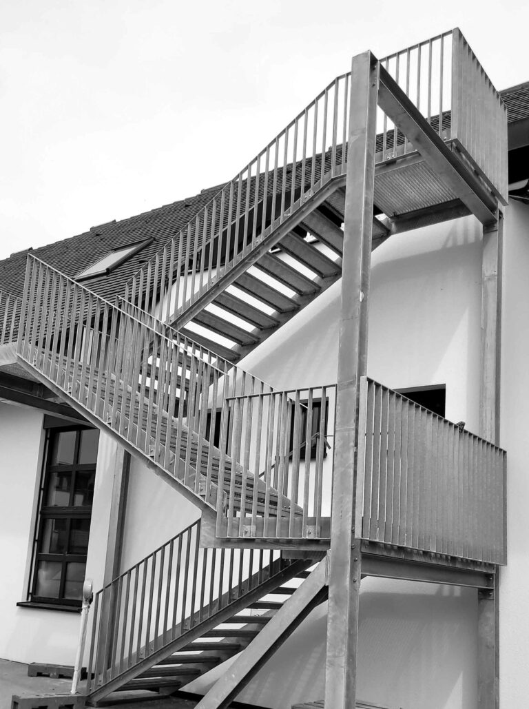 Silberne Feuertreppe am Gebäude.