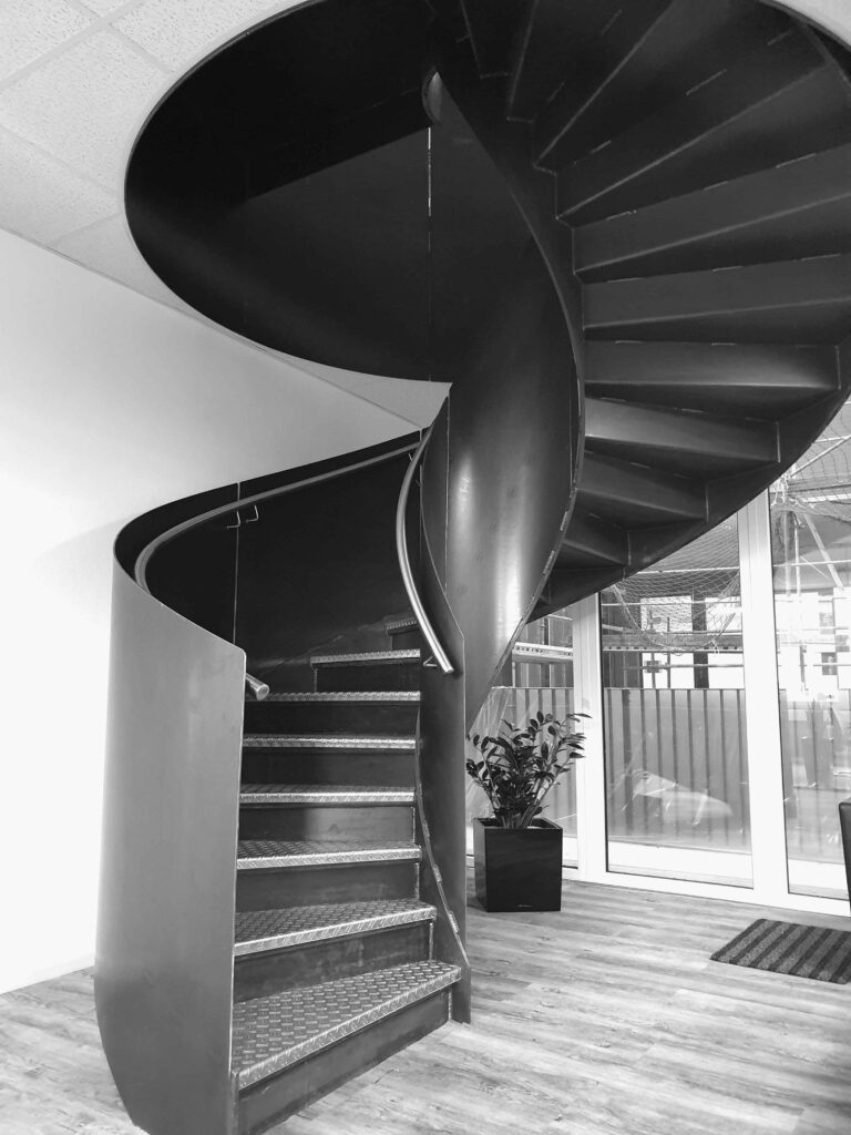 Schwarze Wendeltreppe, moderne Raumgestaltung.