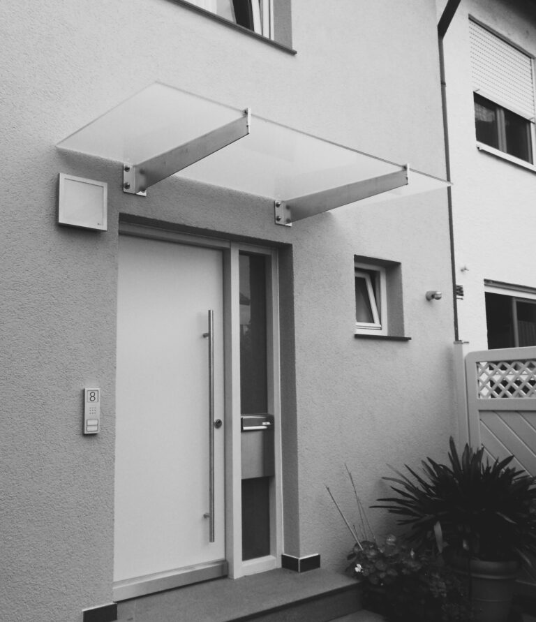 Glasdach, moderne Haustür, Pflanzen.