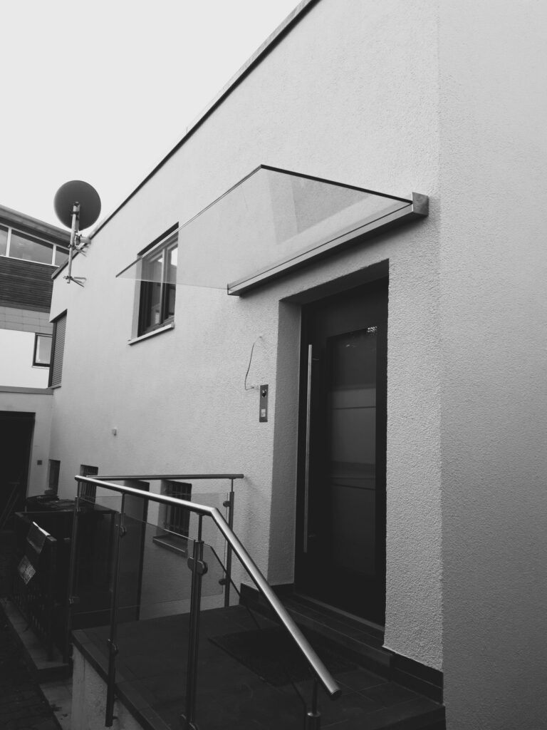 Modernes Haus, Glasvordach, Satellitenschüssel.