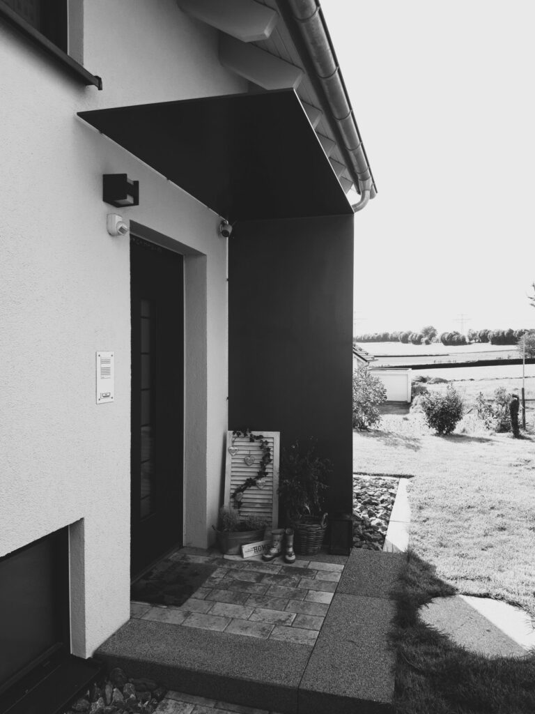 Vorgartenidylle mit dekoriertem Eingangsbereich.