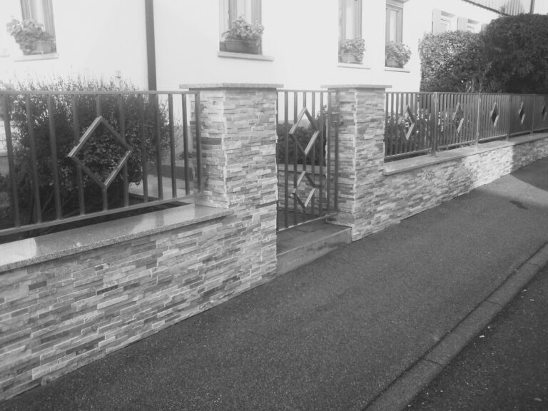 Gemauerte Zaunmauer mit Rauten-Elementen